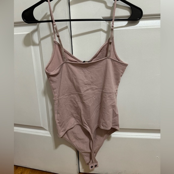 EXPRESS LIGHT PINK CUT OUT BODYSUIT - Picture 2 of 3